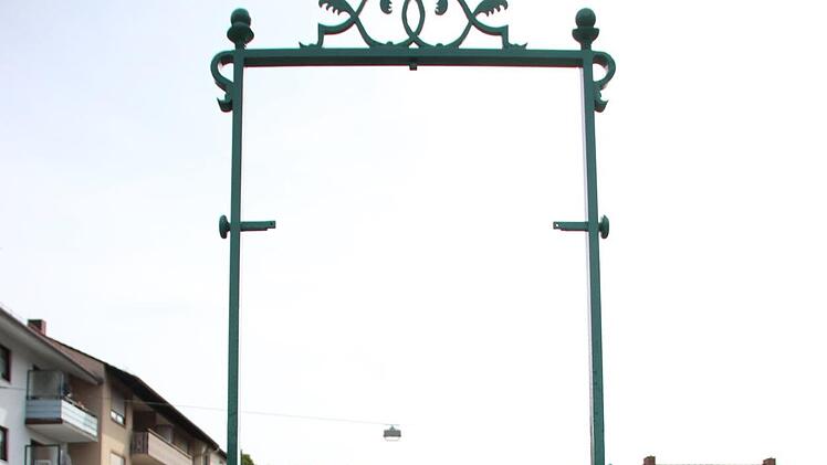 Der Rahmen wurde zwar überholt und wieder aufgestellt, das Stadtwappen Massas fehlt allerdings. Borst