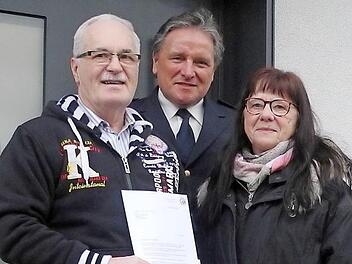Roland Schmitt &uuml;berreichte Dankschreiben an Christian Otto und Susanne Wachter.  Foto: Polizei