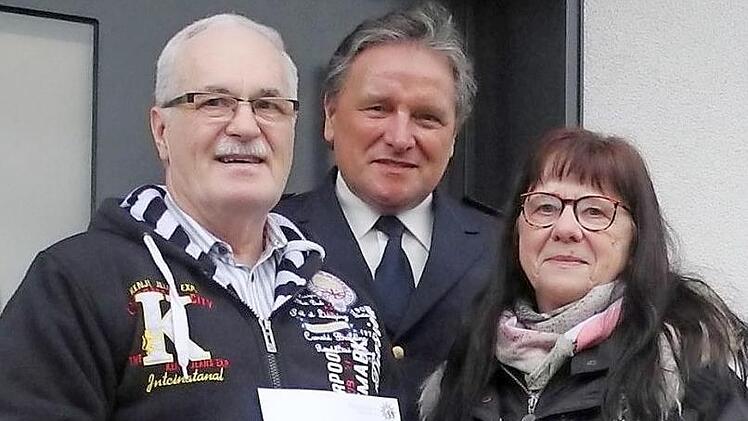 Roland Schmitt &uuml;berreichte Dankschreiben an Christian Otto und Susanne Wachter.  Foto: Polizei