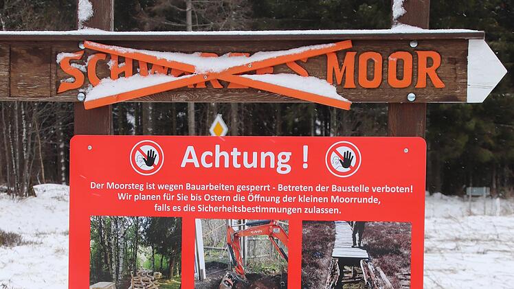 Zu Dutzenden mussten an manchem Sonntag Besucher von den Rangern darauf hingewiesen werden, dass das Betreten des Schwarzen Moors aktuell nicht m&ouml;glich ist.