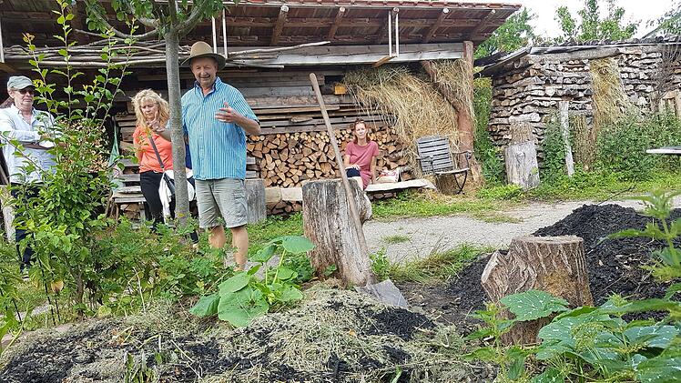Das Muldenbeet hilft, wassersparend zu Gärtnern, wie hier im Garten von Norbert Schmäling, dem Mann im blauen Hemd. Foto: Elisabeth Assmann