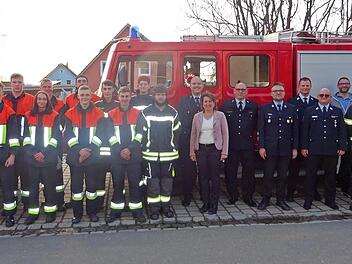 &Uuml;ber Zuwachs freuen sich die Feuerwehren aus Ludwigschorgast und Kupferberg. Mit im Bild: die Ludwigschorgaster B&uuml;rgermeisterin Doris Leithner-Bisani (Mitte), F&uuml;hrungskr&auml;fte und das Pr&uuml;fungsteam mit Kreisbrandrat Thomas Hoffmann (Siebter von rechts)