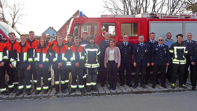 Über Zuwachs freuen sich die Feuerwehren aus Ludwigschorgast und Kupferberg. Mit im Bild: die Ludwigschorgaster Bürgermeisterin Doris Leithner-Bisani (Mitte), Führungskräfte und das Prüfungsteam mit Kreisbrandrat Thomas Hoffmann (Siebter von rechts)