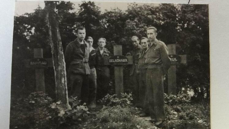 Kriegsgefangene vor den Gräbern von Ferdinand Rapiteau und Bernard Delachaux auf dem Bamberger Friedhof