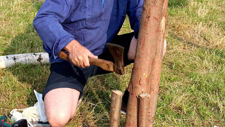 Boomer setzt einen Baum als Zeltstange für eine Jurtenburg. Foto: Johanna Blum