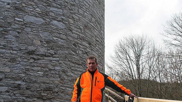 Fritz Maier präsentiert das "Ostergeschenk" für alle Naturliebhaber: Jetzt sind auch die Geländer rund um die Nordeck montiert.