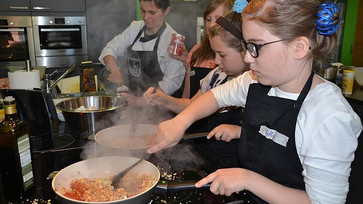 Meisterköchin Jana Jakob (links) hat sich als Hauptgang eine vegane Lasagne ausgedacht.