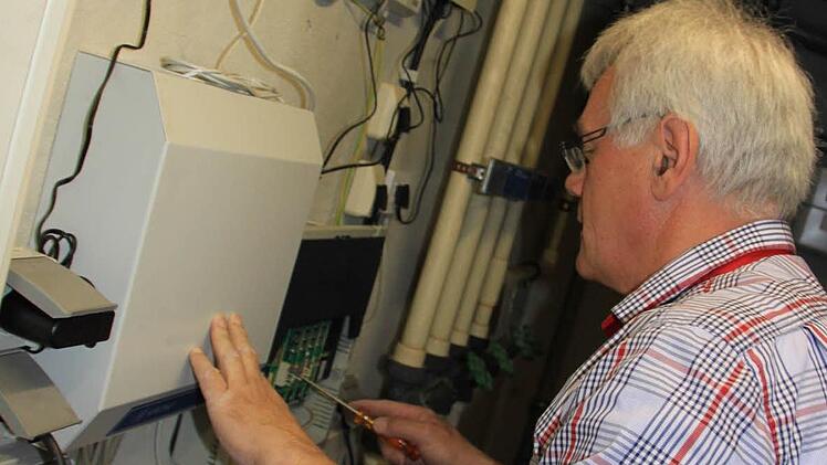 Elektroingenieur Karl Hewera repariert zerstörte Module im "Staffelsteiner Hof".