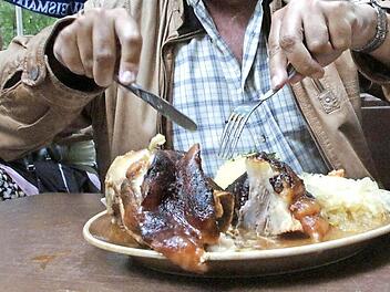 Ist das Schäuferla in der Fränkischen Schweiz zu billig? Einige Gastronomen und Tourismus-Experten glauben gerade dies.  Foto: Josef Hofbauer