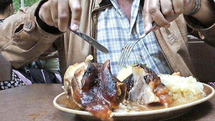 Ist das Schäuferla in der Fränkischen Schweiz zu billig? Einige Gastronomen und Tourismus-Experten glauben gerade dies.  Foto: Josef Hofbauer