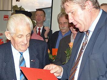 Andreas Schwarz händigt Wolfgang Blum (l.) die Willy-Brandt-Medaille aus. Foto: Pauline Lindner
