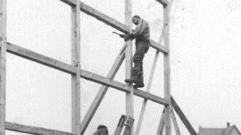 Die Zimmerleute stellen im März 1965 ein Balkengerüst für die Bautafel auf. Foto: CT-Archiv / H. Kiesewetter