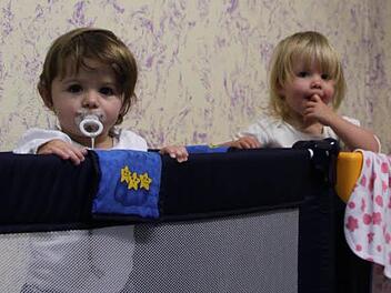 Ennie und Katie gehören zur Krippengruppe vom Kindergarten Regenbogenland. Foto: Ulrike Müller