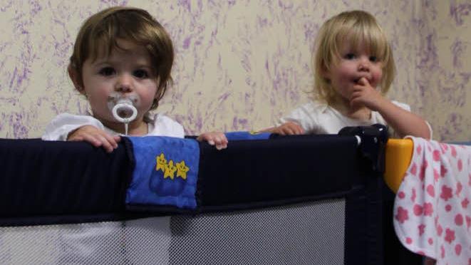 Ennie und Katie gehören zur Krippengruppe vom Kindergarten Regenbogenland. Foto: Ulrike Müller
