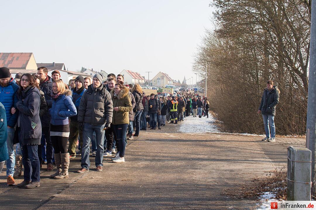 Seukendorf im Ausnahmezustand - Typisierungsaktion bringt Helfer und Örtlichkeit an die Belastungsgrenze - 16-jährige Klassenkameradin bringt alles ins Rollen - Über 2.500 Menschen folgen dem Aufruf „TOM BRAUCHT DICH... JETZT!“