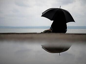 Oft ist es schwer zu erkennen, ob jemand Suizid gefährdet ist. Wenn jemand sein gewohntes Verhalten ändert oder sich abkapselt, könnten das laut Michael Degen erste Anzeichen sein. Foto: Matthias Balk/dpa