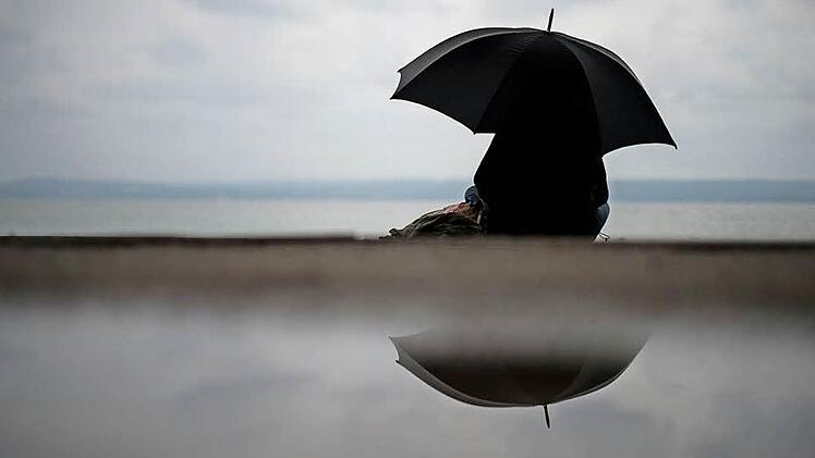 Oft ist es schwer zu erkennen, ob jemand Suizid gefährdet ist. Wenn jemand sein gewohntes Verhalten ändert oder sich abkapselt, könnten das laut Michael Degen erste Anzeichen sein. Foto: Matthias Balk/dpa