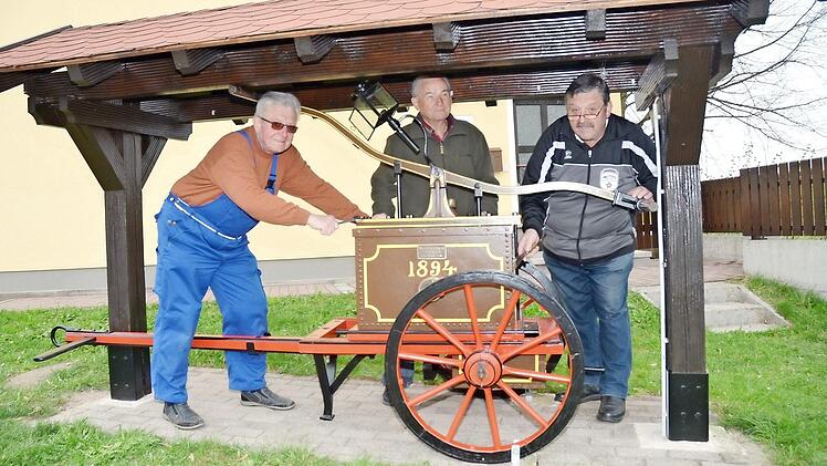 Die Hand- und Druckpumpe von 1894 wurde renoviert und sieht wieder aus wie neu. Die drei Idealisten waren beteiligt (v. l.): Norbert Kreul, Walter Schmidt und Adelbert Förtsch. Foto: eh