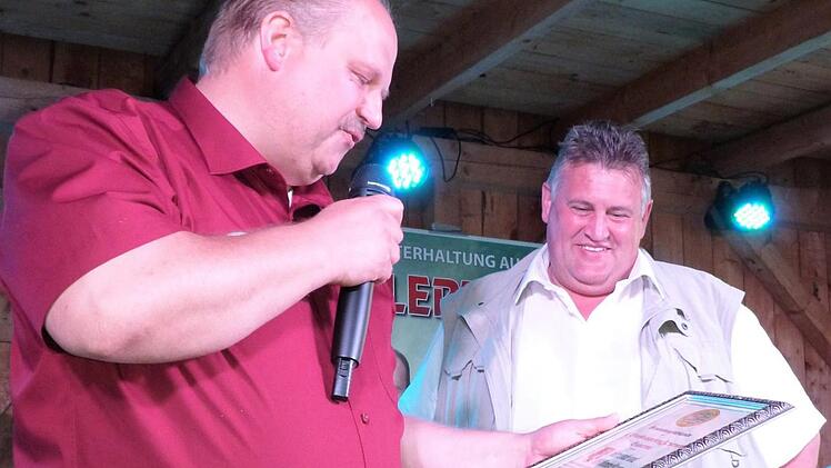 Braukursleiter Bernd Lehner (links) zeichnet die Gemeinde Himmelkron mit der Ernennungsurkunde zum 1. Bier-Kompetenzzentrum Bayerns aus. Rechts Bürgermeister Gerhard Schneider.  Foto: Werner Reißaus