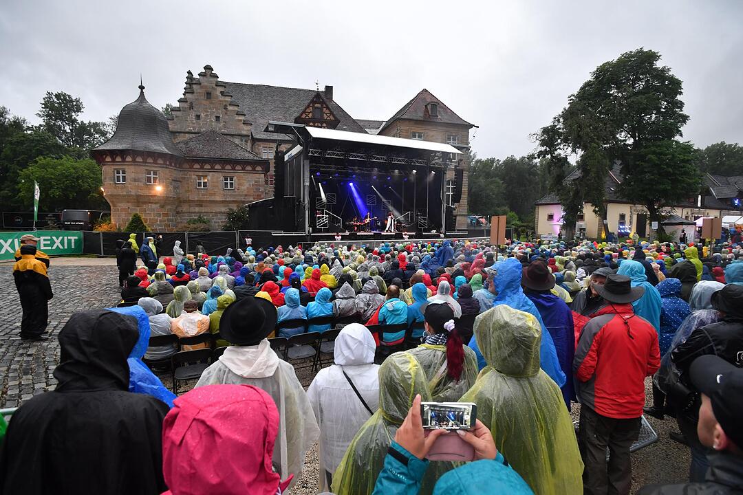 Schloss Eyrichshof: Anastacia trotzt dem fränkischen Dauerregen