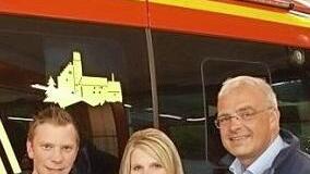Kommandant Marcel Zweck (l.), Vorsitzende Elisa Eglseer-Bogner und Bürgermeister Hanngörg Zimmermann mit dem neuen Defibrillator  Foto: Thomas Weichert
