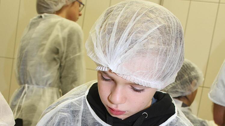 Am interessantesten für Paul Hügerich (11) war das Abfüllen. Ganz vorsichtig, drehte Paul die Wienerle ab - ohne dass der Saitling platzte. Sonny Adam
