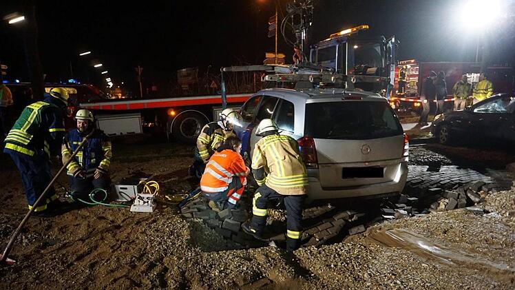 Wegen der überspülten Straßen mussten der Abschleppdienst und die Feuerwehr sechs Pkw bergen. Foto: Freiwillige Feuerwehr Forchheim
