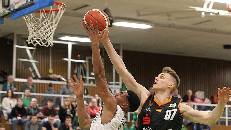 Der Baunacher Marvin Heckel (links) schlie&szlig;t den Korbleger erfolgreich ab, obwohl er vom Chemnitzer Jonas Richter gefoult wird. Foto: sportpress