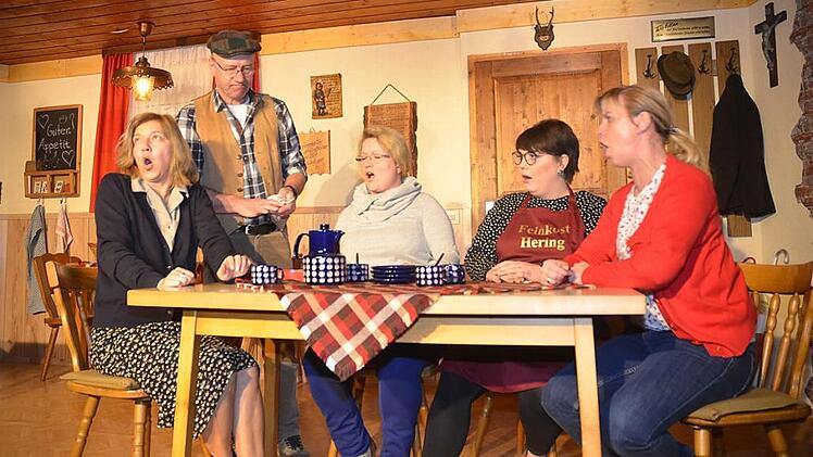 In der Gastwirtschaft von "Paul" diskutieren die "Powerfrauen" ihre Wahlkampfstrategie. Der Wirt verfolgt das mit großem Interesse. Von links Alexandra Ruppert, Jürgen Fischer, Michaele Gick-Haas, Stefanie Schilt und Tanja Robitschko Foto: K.- H. Hofmann