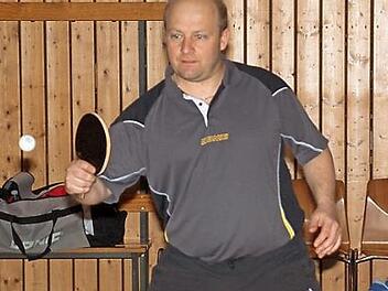 Jörg Weiß war der herausragende Spieler des TTC Wallenfels beim 8:8 in der Bezirksklasse B beim TSV Stockheim II. Mit dem Gewinn seiner zwei Einzel sowie des Eingangs- und Schlussdoppels mit Heiko Köstner hatte er wesentlichen Anteil an der Punkteteilung.  Foto: Hans Franz