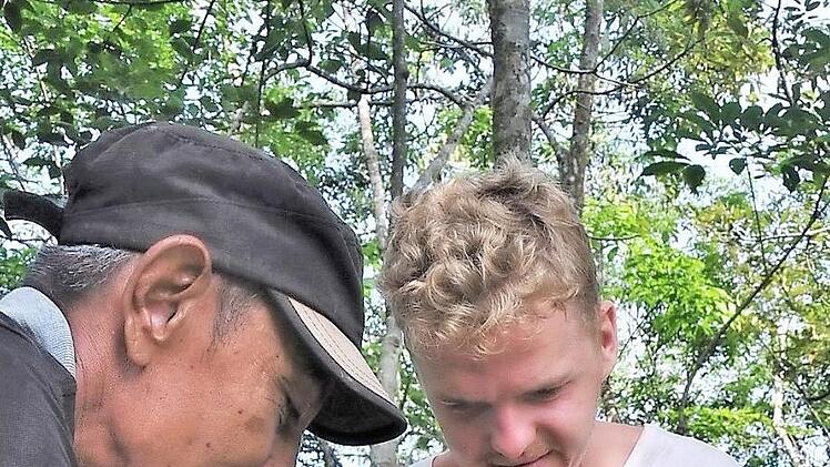 Der Indonesier Basiran und Simon aus Nürnberg beim Baumpflanzen.