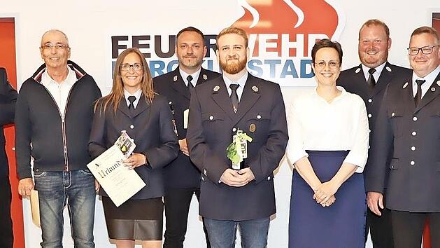 Geehrte und Offizielle (von links): Kommandant Andr&eacute; Grothues (25 Jahre), Guido Zengel (40 Jahre), Harald P&uuml;lhorn (50 Jahre), Kristina V&ouml;lk (20 Jahre), Matthias Eberlein (25 Jahre), Peter Nikolay (10 Jahre), Stadtr&auml;tin Ulrike Dinglreiter, stellver...