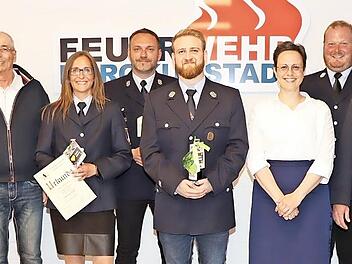 Geehrte und Offizielle (von links): Kommandant Andr&eacute; Grothues (25 Jahre), Guido Zengel (40 Jahre), Harald P&uuml;lhorn (50 Jahre), Kristina V&ouml;lk (20 Jahre), Matthias Eberlein (25 Jahre), Peter Nikolay (10 Jahre), Stadtr&auml;tin Ulrike Dinglreiter, stellver...