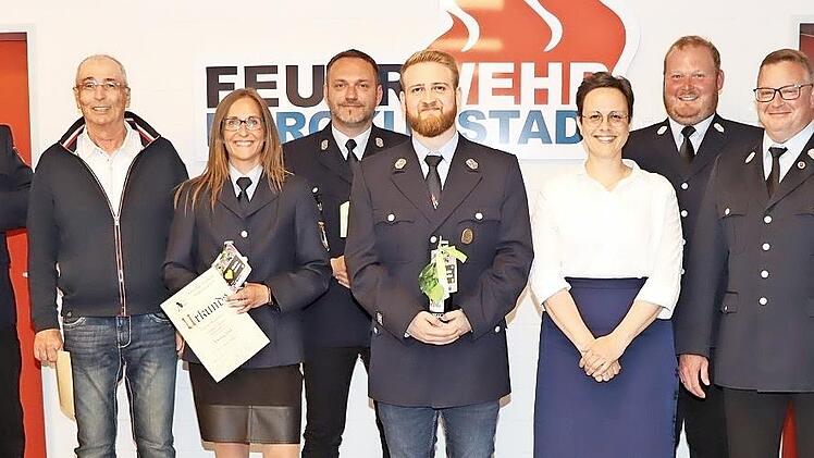 Geehrte und Offizielle (von links): Kommandant Andr&eacute; Grothues (25 Jahre), Guido Zengel (40 Jahre), Harald P&uuml;lhorn (50 Jahre), Kristina V&ouml;lk (20 Jahre), Matthias Eberlein (25 Jahre), Peter Nikolay (10 Jahre), Stadtr&auml;tin Ulrike Dinglreiter, stellver...