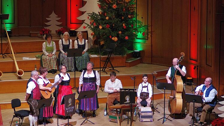 In farbenfrohen Trachten standen die Ensembles auf der Bühne.