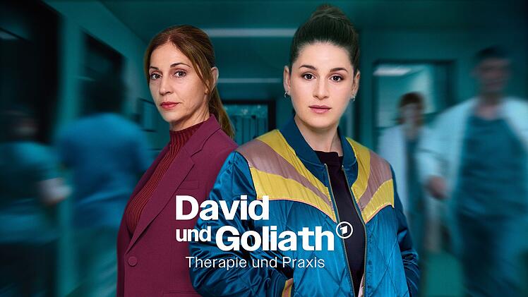 "David und Goliath" ist eine Reihe, die auf starke Frauenfiguren setzt": Psychotherapeutin Dina Schwarz (Lou Strenger, rechts) muss sich unter den strengen Blicken von Klinikchefin Dr. Veronika Jelinek (Ulrike C. Tscharre) als psychosoziale Beraterun des medizinischen Personals beweisen.