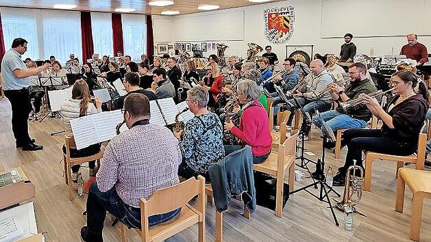 Thomas Asanger mit den 52 Musikern im Musikheim Langensendelbach.