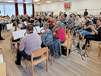 Thomas Asanger mit den 52 Musikern im Musikheim Langensendelbach.