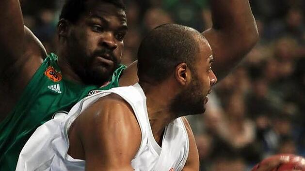 Der Bamberger Sharrod Ford sp&uuml;rt "Baby Shaq" Sofoklis Schortsanitis im Nacken. Foto. Alkis Konstantinidis/dpa