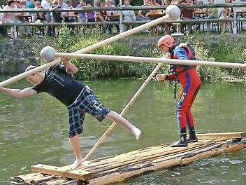 Treffer, versenkt! Das Fischerstechen wird bestimmt auch in diesem Jahr ein Spektakel. Foto: Susanne Deuerling