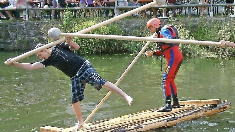 Treffer, versenkt! Das Fischerstechen wird bestimmt auch in diesem Jahr ein Spektakel. Foto: Susanne Deuerling