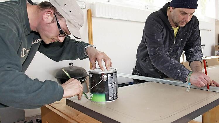 In der neuen Fahrzeughalle arbeiten Rettungssanitäter Markus Hahn (links) und Rettungsassistent André Zoeller an einer Arbeitsplatte, die im Desinfektionsraum eingebaut wird.  Fotos: Michael Will