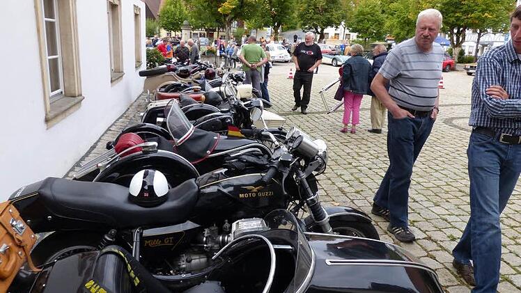 Etliche Motorräder mit Beiwagen waren vertreten Foto: Georg wolf