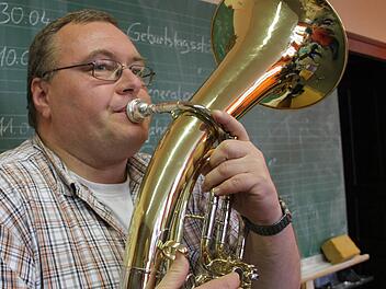 Musik ist Trumpf bei Günter Soja, der hier auf seinem Tenorhorn spielt. Foto: Veronika Schadeck/Archiv