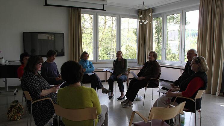 Das Behandlungskonzept ist ganzheitlich - auch Gesprächsrunden gehören dazu. Foto: Ulrike Müller