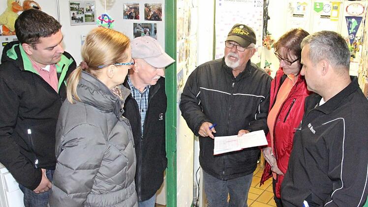 Die Mitglieder der Tourismus- und Werbegemeinschaft Ebern schauen sich die Situation vor ort an.  Fotos: Helmut Will