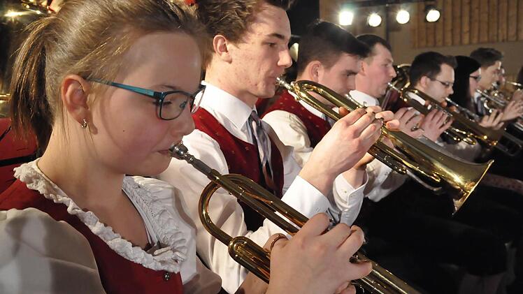 Die Musikkapelle Schondra beim Konzert "Eine Reise um die Welt".Foto: Peter Klopf