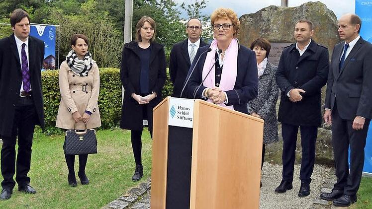 Am Gedenkstein für Franz Josef Strauß gedachte die CSU der deutschen Wiedervereinigung (von links); JU-Kreisvorsitzender Holger Then, FU-Kreisvorsitzende Julia Spörlein, MdB Emmi Zeulner, CSU-Kreisvorsitzender Christian Meißner, MdEP Monika Hohlmeier, CSU-Kreisgeschäftsführerin Edith Güthlein, MdL Jürgen Baumgärtner und der Leiter des Bildungszentrums Kloster Banz, Michael Möslein.  Foto: Andreas Welz