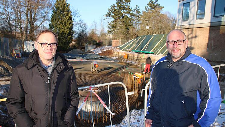 Investor Holger Pentzke (links) und Technischer Leiter Michael Eidel (rechts) begutachten die Vorbereitungen auf das Betonieren des neuen 20-Meter-Beckens am Cup Vitalis. Foto: Ralf Ruppert