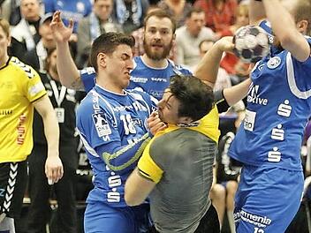 Auch das gehört zum Handball: Aggressivität am eigenen Kreis. In der 1. Bundesliga wird mächtig zugelangt, die Kreisläufer - in dieser Szene Coburgs Dominik Kelm - bekommt den Unterschied zwischen 1. und 2. Liga Woche für Woche extrem zu spüren. We seine Teamkollegen steht er oft auf verlorenem Posten. Foto: Iris Bilek